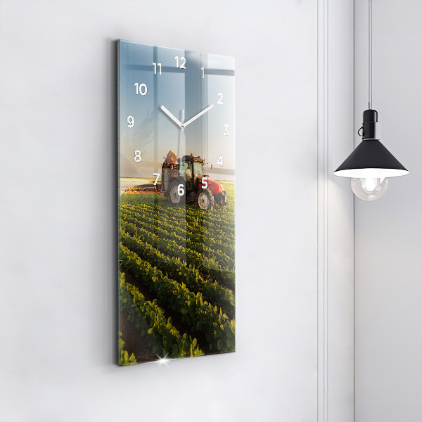 Ceas vertical de perete din sticlă Tractor într-un câmp agricol