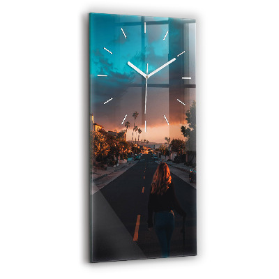 Ceas vertical de perete din sticlă Femeie pe drum