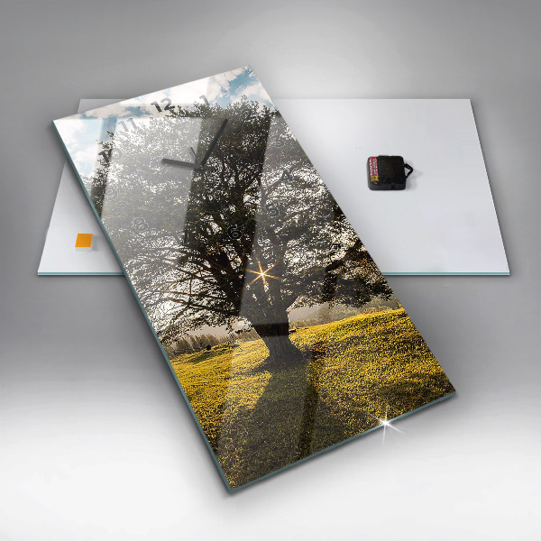 Ceas vertical de perete din sticlă Un copac pe un deal