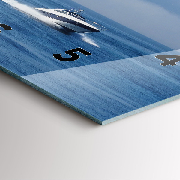 Ceas pătrat de perete din sticlă O barcă cu vele pe ocean