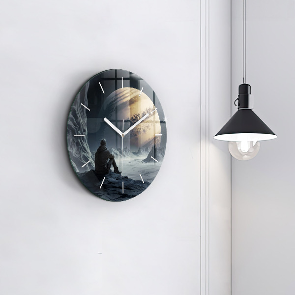 Ceas rotund de perete din sticlă Omul pe fundalul lunii