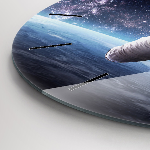 Ceas rotund de perete din sticlă Astronaut deasupra pământului