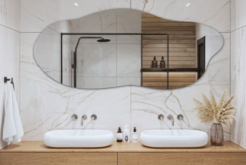 oglindă pentru o baie albă